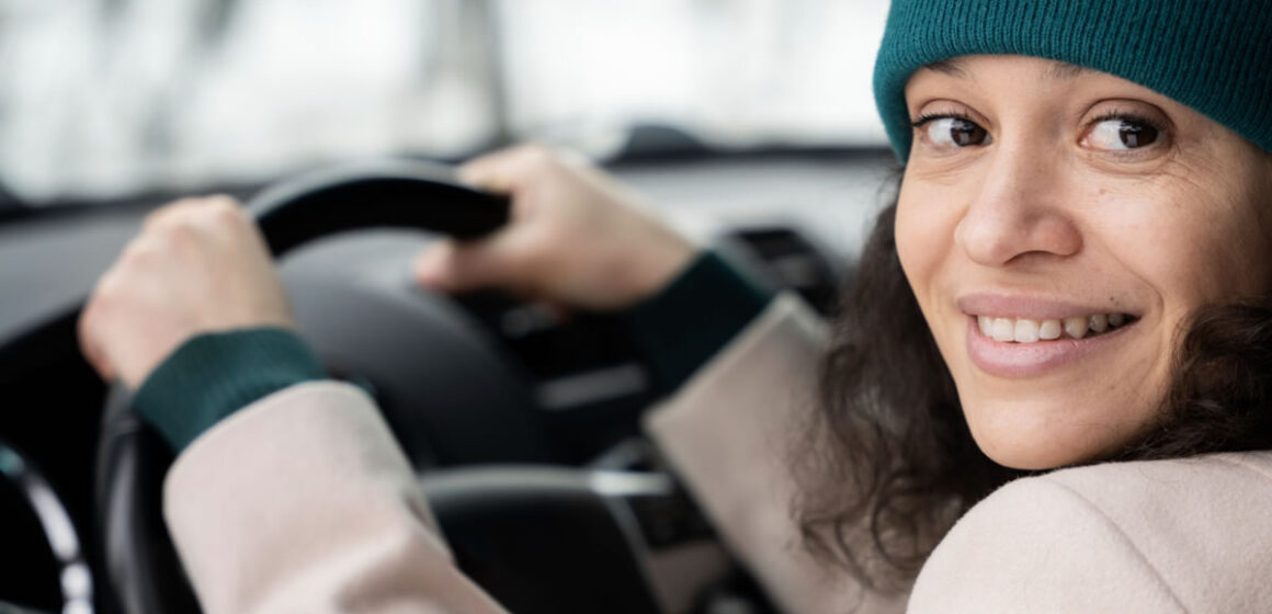 Seguro de carro no nome de mulher é mais barato?
