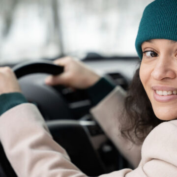 Seguro de carro no nome de mulher é mais barato?