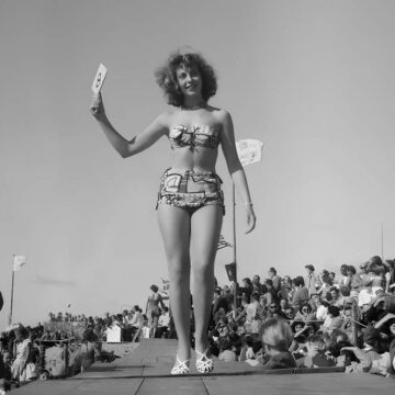 Micheline Bernardini utilizando o primeiro biquíni