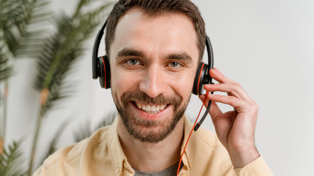 um profissional trabalha com um headset com cancelamento de ruído.