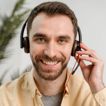 um profissional trabalha com um headset com cancelamento de ruído.